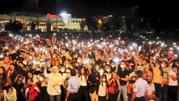 Aşılamada 'kırmızı' renkte olan Şanlıurfa'da toplumsal uzaklıksız konser