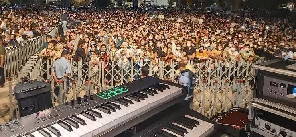 Aşılamada 'kırmızı' renkte olan Şanlıurfa'da toplumsal uzaklıksız konser