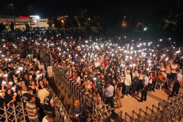 Aşılamada 'kırmızı' renkte olan Şanlıurfa'da toplumsal uzaklıksız konser