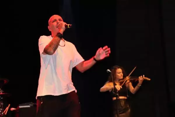 Aşılamada 'kırmızı' renkte olan Şanlıurfa'da toplumsal uzaklıksız konser