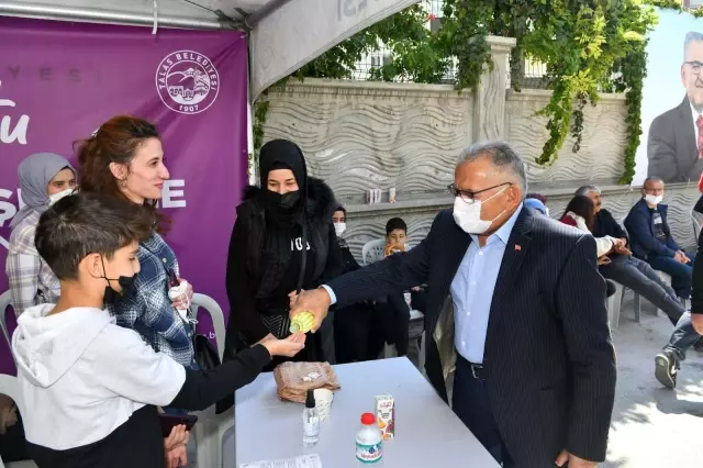 Başkan Büyükkılıç, yurt kaydı yaptıran öğrencileri ziyaret etti