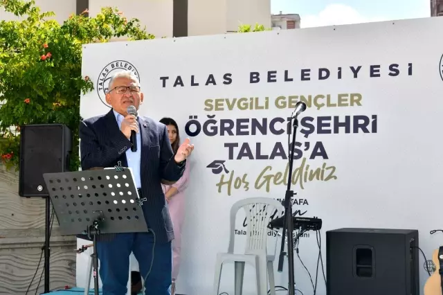 Başkan Büyükkılıç, yurt kaydı yaptıran öğrencileri ziyaret etti