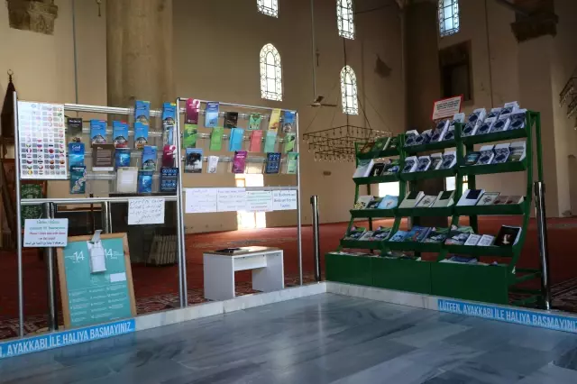 Son dakika haberleri: CAMİLER VE DİN GÖREVLİLERİ HAFTASI - Şehit babası imam, camiye gelen turistlere 15 dilde Kur'an-ı Kerim dağıtıyor