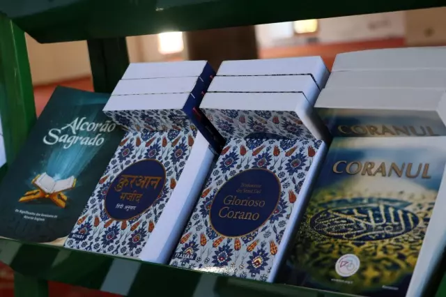 Son dakika haberleri: CAMİLER VE DİN GÖREVLİLERİ HAFTASI - Şehit babası imam, camiye gelen turistlere 15 dilde Kur'an-ı Kerim dağıtıyor