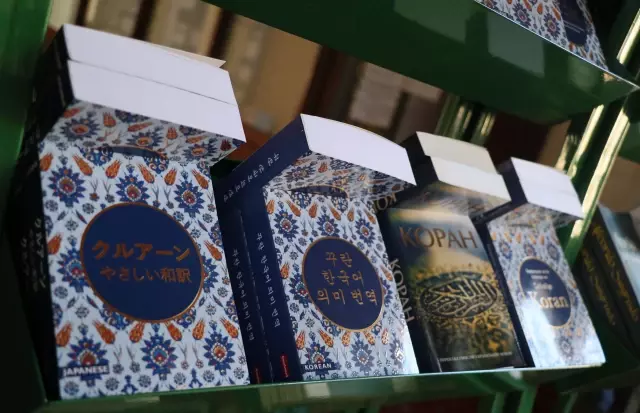 Son dakika haberleri: CAMİLER VE DİN GÖREVLİLERİ HAFTASI - Şehit babası imam, camiye gelen turistlere 15 dilde Kur'an-ı Kerim dağıtıyor