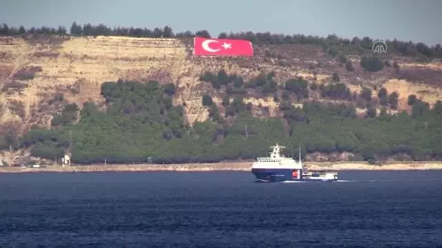 ÇANAKKALE - Rus Donanmasına ait tanker, Çanakkale Boğazı'ndan geçti