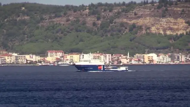 ÇANAKKALE - Rus Donanmasına ait tanker, Çanakkale Boğazı'ndan geçti