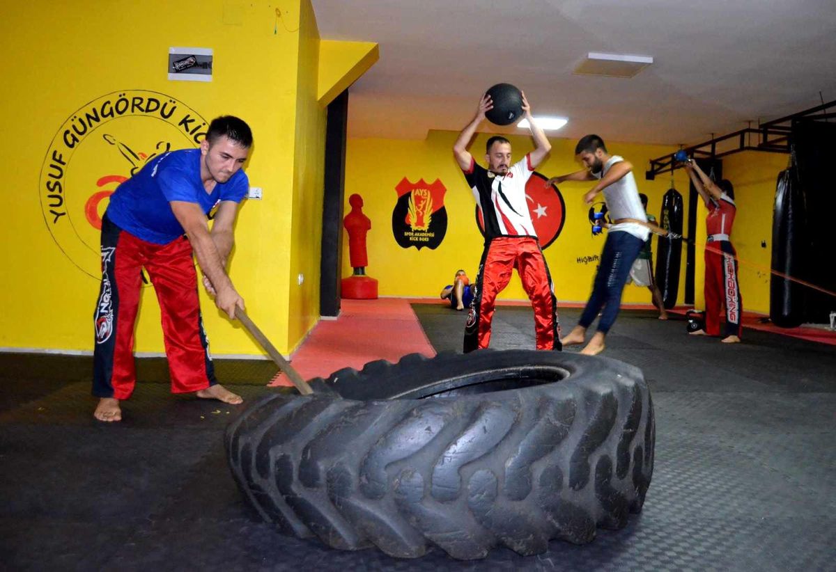 Crossfit sporcuları traktör lastiği, balyoz ve halatla güç depoluyor