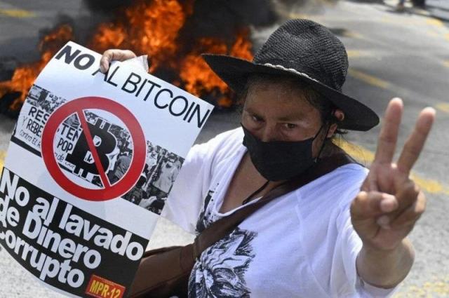 El Salvador resmi para ünitesi olarak kabul ettiği Bitcoin'i ülkedeki 20 faal yanardağdan üretmeye başladı