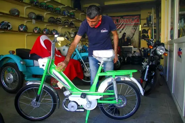 Elazığlı motosiklet ustası 1951 model mini mobilete gözü gibi bakıyor