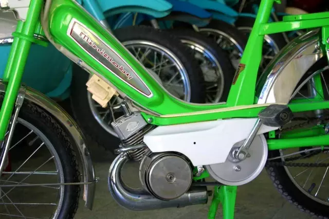 Elazığlı motosiklet ustası 1951 model mini mobilete gözü gibi bakıyor
