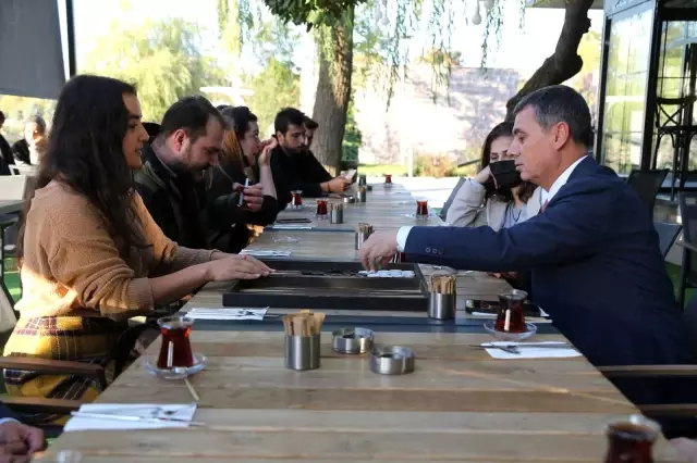 Gölbaşı Belediye Başkanı Şimşek, gençlerle tavla oynadı