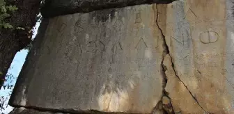 2 bin yıllık lahidin üzerindeki 'Mezarımı rahatsız etmeyin' bedduası görenleri şaşırtıyor