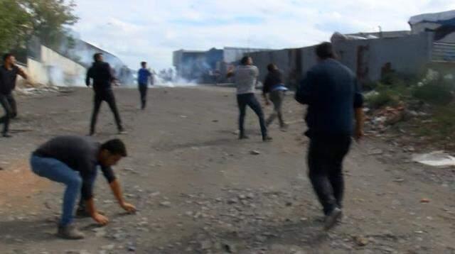 İstanbul'da polisin kağıt toplayıcılarının deposuna yaptığı baskında ortalık savaş alanına döndü