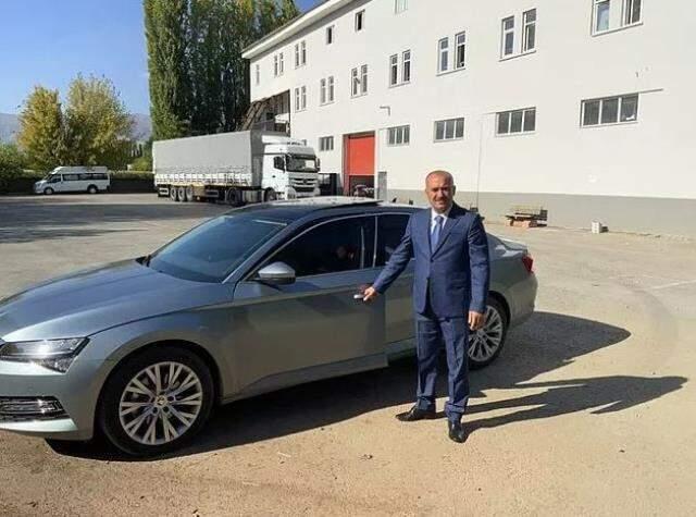 Sungu Belediye Başkanı'nın yeni makam aracını 'halka hizmet' olarak paylaşması tepki topladı