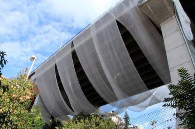 Vatandaşın isyanı yetkilileri harekete geçirdi! 15 Temmuz Şehitler Köprüsü'nde düşen parçalara fileli önlem Vatandaşın isyanı yetkilileri harekete geçirdi! 15 Temmuz Şehitler Köprüsü'nde düşen parçalara fileli önlem