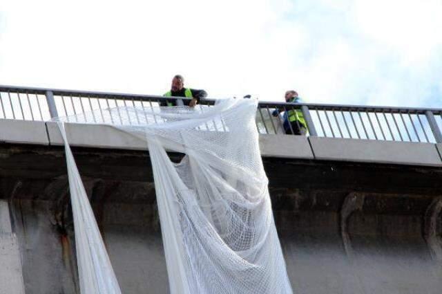Vatandaşın isyanı yetkilileri harekete geçirdi! 15 Temmuz Şehitler Köprüsü'nde düşen parçalara fileli önlem Vatandaşın isyanı yetkilileri harekete geçirdi! 15 Temmuz Şehitler Köprüsü'nde düşen parçalara fileli önlem