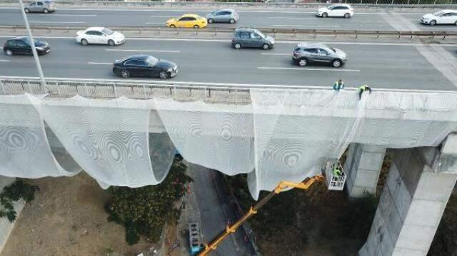 Vatandaşın isyanı yetkilileri harekete geçirdi! 15 Temmuz Şehitler Köprüsü'nde düşen parçalara fileli önlem Vatandaşın isyanı yetkilileri harekete geçirdi! 15 Temmuz Şehitler Köprüsü'nde düşen parçalara fileli önlem