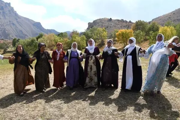 Hakkari'nin 'Saklı Cennet'inde halaylarla karşılandılar