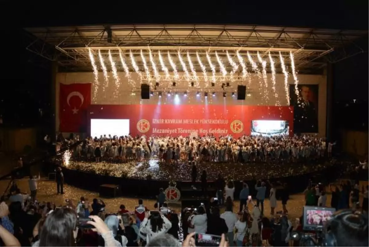 İzmir Kavram Meslek Yüksekokulu'nda mezuniyet coşkusu