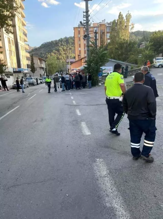 Son dakika! Otomobil marketten çıkan çocuklara çarptı: 1 ölü, 1 yaralı