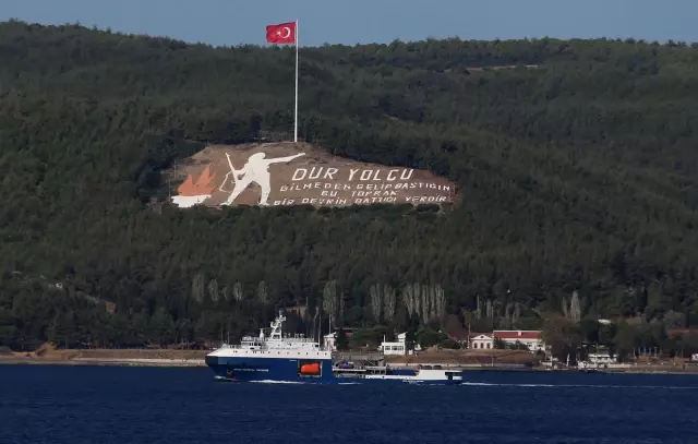 ÇANAKKALE - Rus Donanmasına ait tanker, Çanakkale Boğazı'ndan geçti