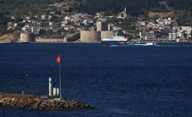 ÇANAKKALE - Rus Donanmasına ait tanker, Çanakkale Boğazı'ndan geçti