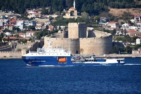 RUS DONANMASINA AİT TANKER ÇANAKKALE BOĞAZI'NDAN GEÇTİ