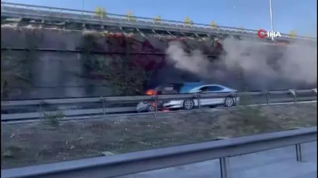 TEM Bağcılar yan yolda kargo aracı alevlere teslim oldu