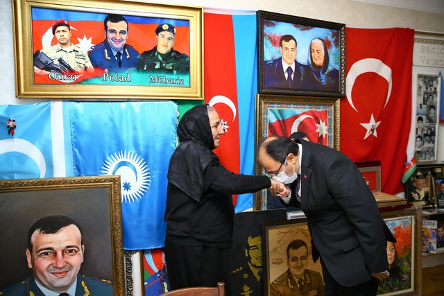 Türkiye'nin Bakü Büyükelçisinden şehit Tümgeneral Heşimov'un annesine ziyaret