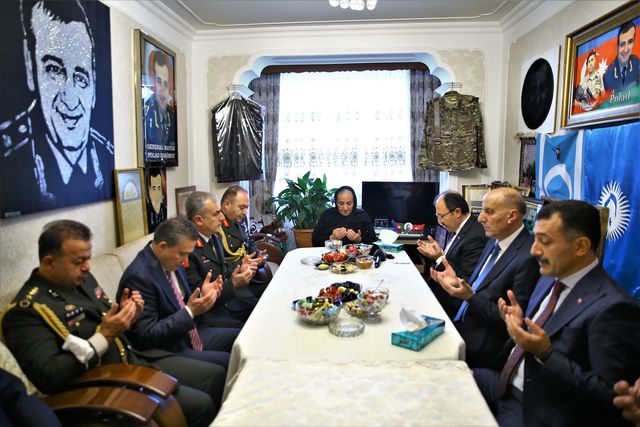 Türkiye'nin Bakü Büyükelçisinden şehit Tümgeneral Heşimov'un annesine ziyaret