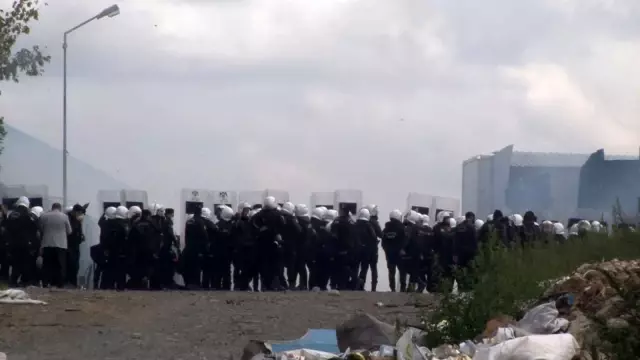 İstanbul'da polisin kağıt toplayıcılarının deposuna yaptığı baskında ortalık savaş alanına döndü