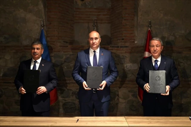 Bakan Akar, Gürcistan-Türkiye-Azerbaycan Savunma Bakanları Toplantısı'na katıldıAkar, "Bu bölgenin barış ve istikrar içinde olması yalnızca bizler için...