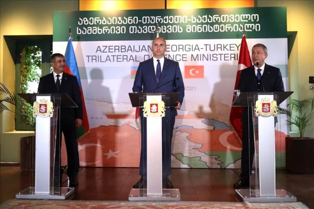 Bakan Akar, Gürcistan-Türkiye-Azerbaycan Savunma Bakanları Toplantısı'na katıldıAkar, "Bu bölgenin barış ve istikrar içinde olması yalnızca bizler için...