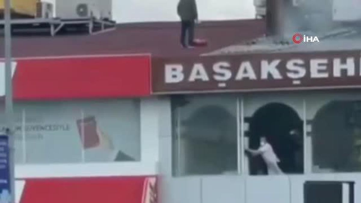 Başakşehir'de yanan bacayı söndürmek için seferber oldular, yangın tüpleri ile çatıya koştular