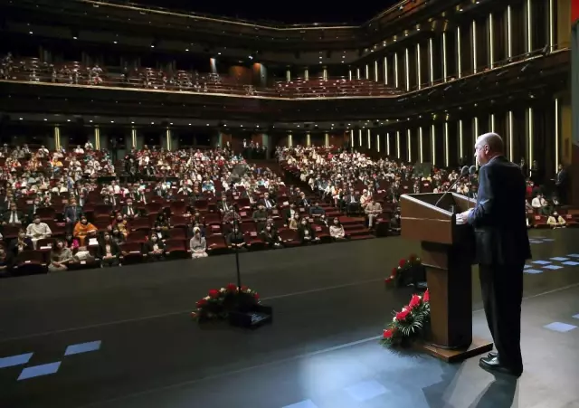 Cumhurbaşkanı Erdoğan: "110 bin üzerinde yeni yatağı öğrencilerimizin hizmetine sunacağız"