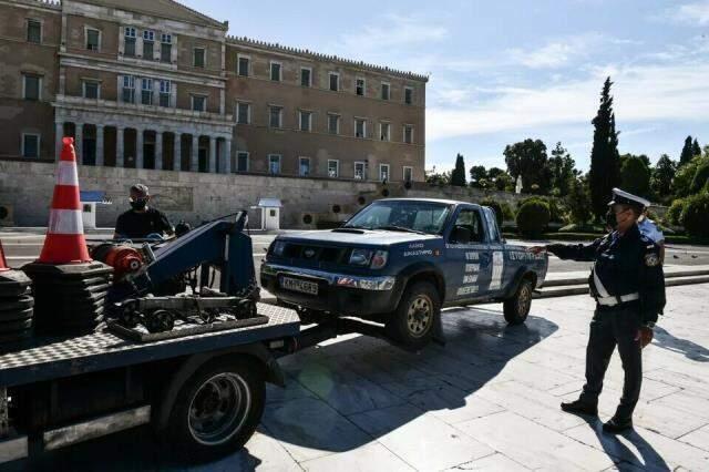 Atina'da parlamento önüne "Yunanistan'ı Türkiye Yönetiyor" yazılı kamyonet bırakıldı