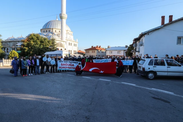 Dünya Yürüyüş Günü'nde Türk bayrağıyla Hayme Ana'nın türbesine yürüdüler