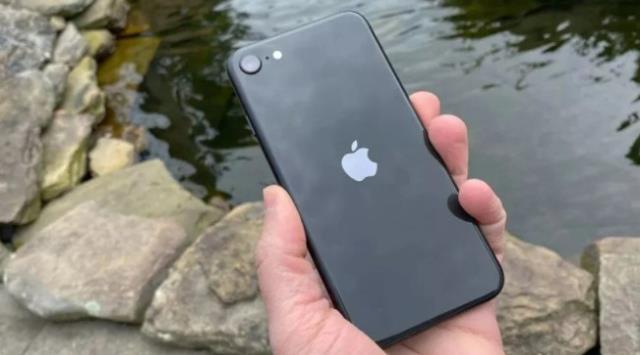 Ucuz iPhone olarak bilinen iPhone SE 3'ün manzaraları sızdı