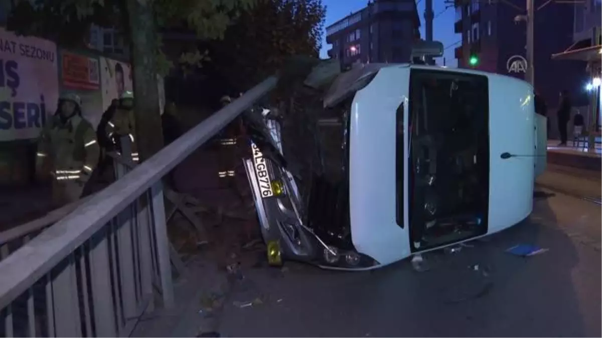 Güngören'de servis aracı tramvay yoluna devrildi