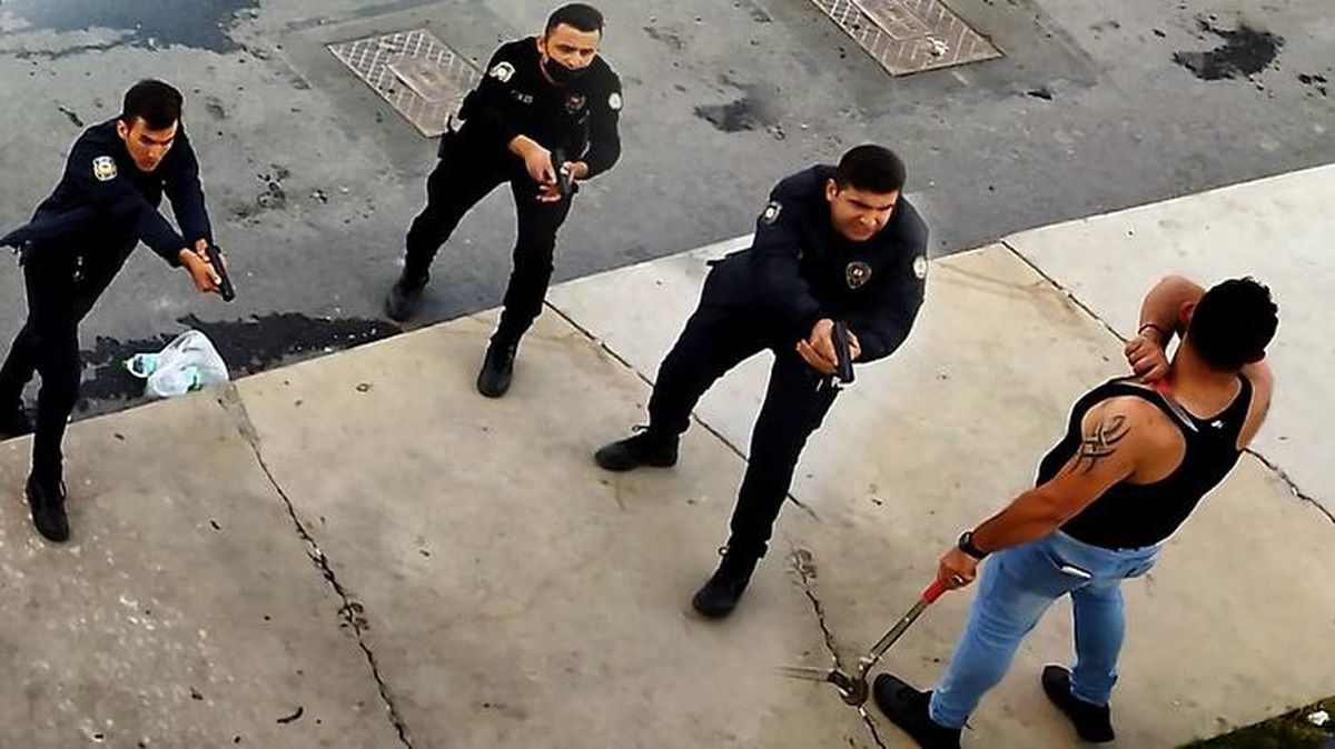 Husumetli olduğu kişinin iş yerine balta ve satırla saldırdı, ortalık savaş alanına döndü