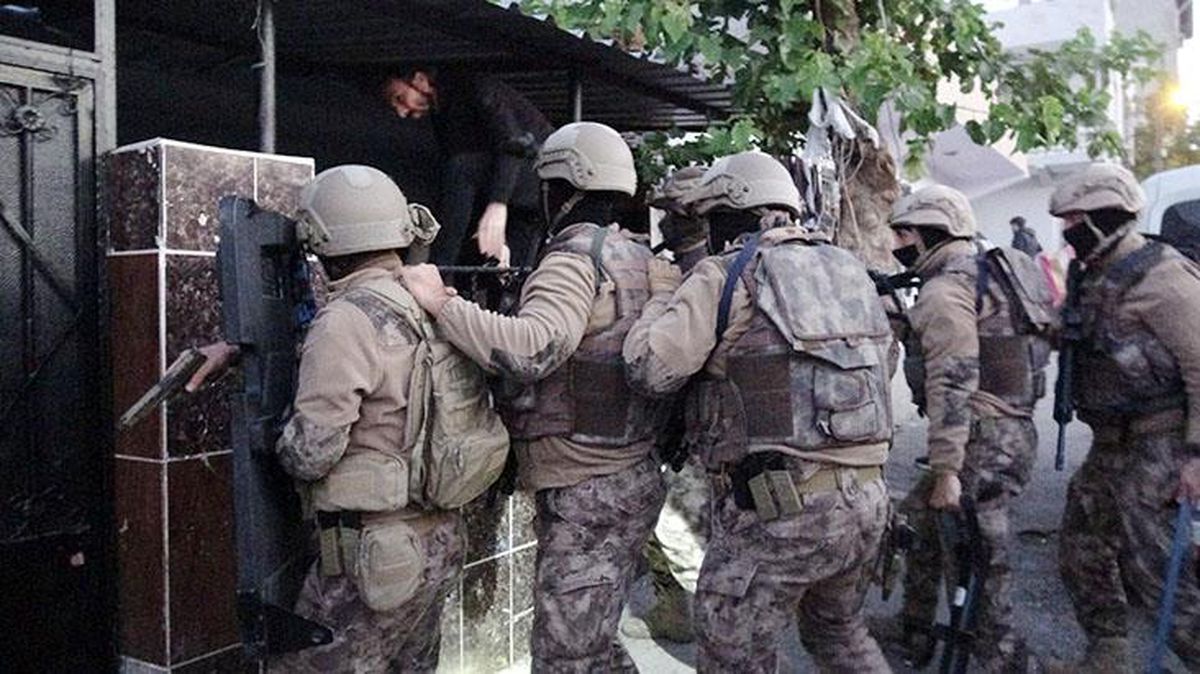 Silah tacirlerine şafak operasyonu! Koç başıyla kapı kırıp çok sayıda kişiyi gözaltına aldılar