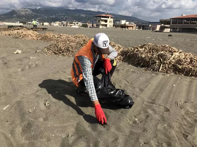 Hatay sahillerinde Suriye kaynaklı petrol sızıntısının temizlik çalışmaları sürüyor