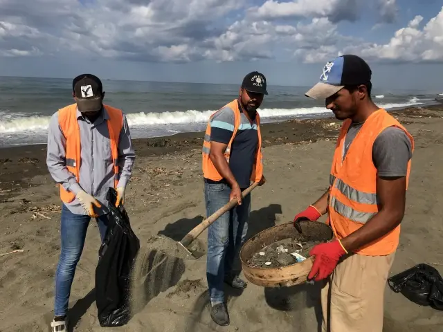 Hatay sahillerinde Suriye kaynaklı petrol sızıntısının temizlik çalışmaları sürüyor