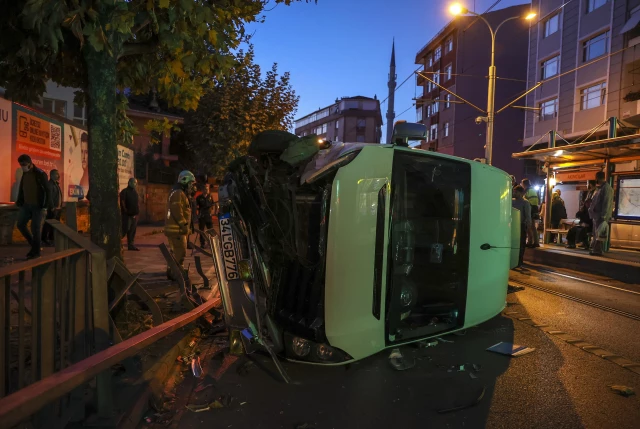 İstanbul Güngören'de servis aracı tramvay yoluna devrildi
