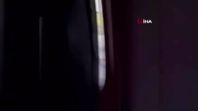 Kalkışa hazırlanan uçağın motoru alev aldıYolcular acil tahliye botuyla uçaktan çıkarıldı