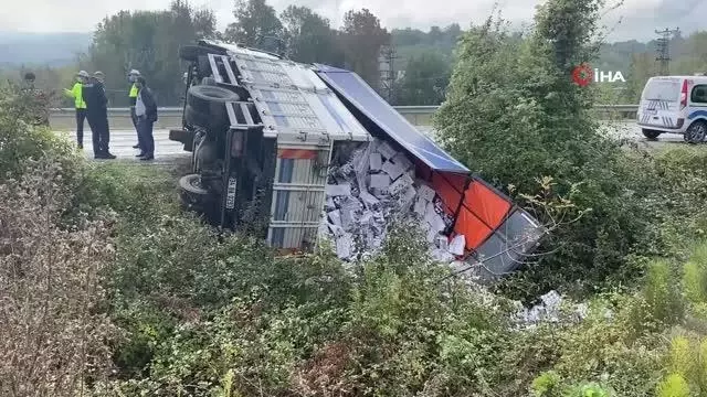 Meşrubat yüklü kamyonetin devrilme anı kamerada