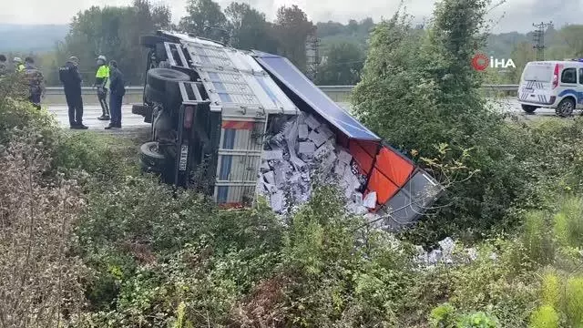 Meşrubat yüklü kamyonetin devrilme anı kamerada