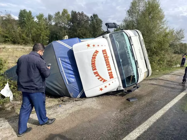 Meşrubat yüklü kamyonetin devrilme anı kamerada