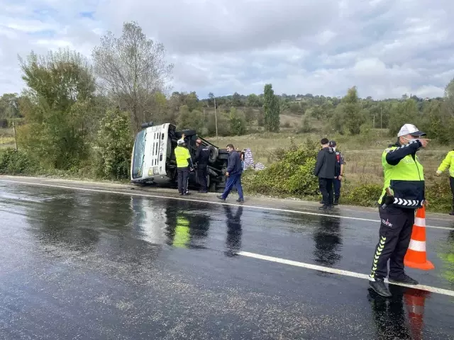 Meşrubat yüklü kamyonetin devrilme anı kamerada